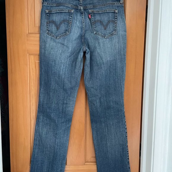 Levi Size 8 Straight Leg Jeans - Picture 2 of 3